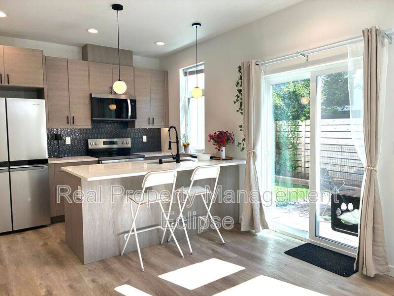 Townhouse for rent at 2925 39th Ave SW, Seattle, WA 98116
