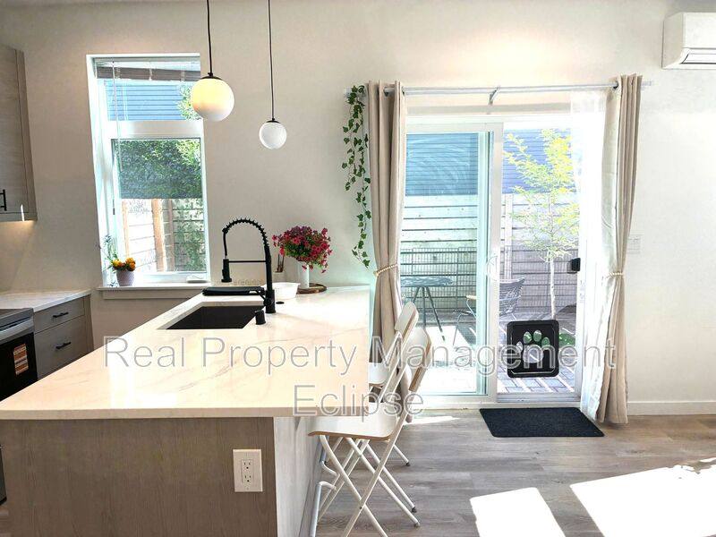 Townhouse for rent at 2925 39th Ave SW, Seattle, WA 98116