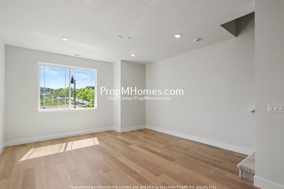 Townhouse for rent at 7527 NW Eleanor Ave, Portland, OR 97229