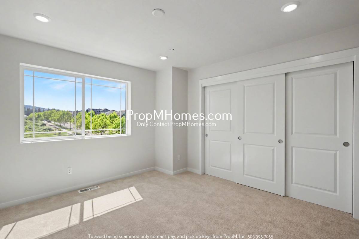 Townhouse for rent at 7527 NW Eleanor Ave, Portland, OR 97229