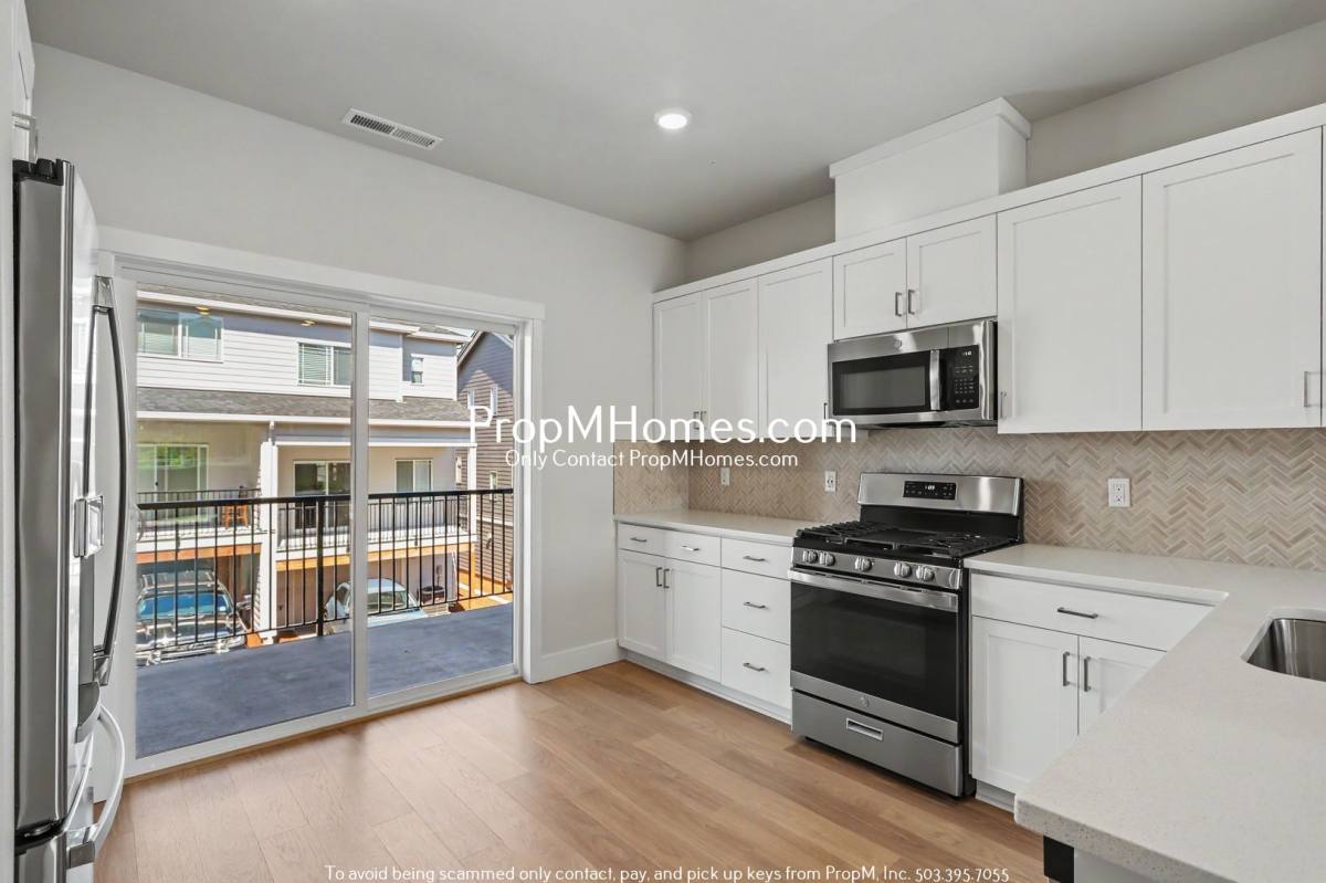 Townhouse for rent at 7527 NW Eleanor Ave, Portland, OR 97229