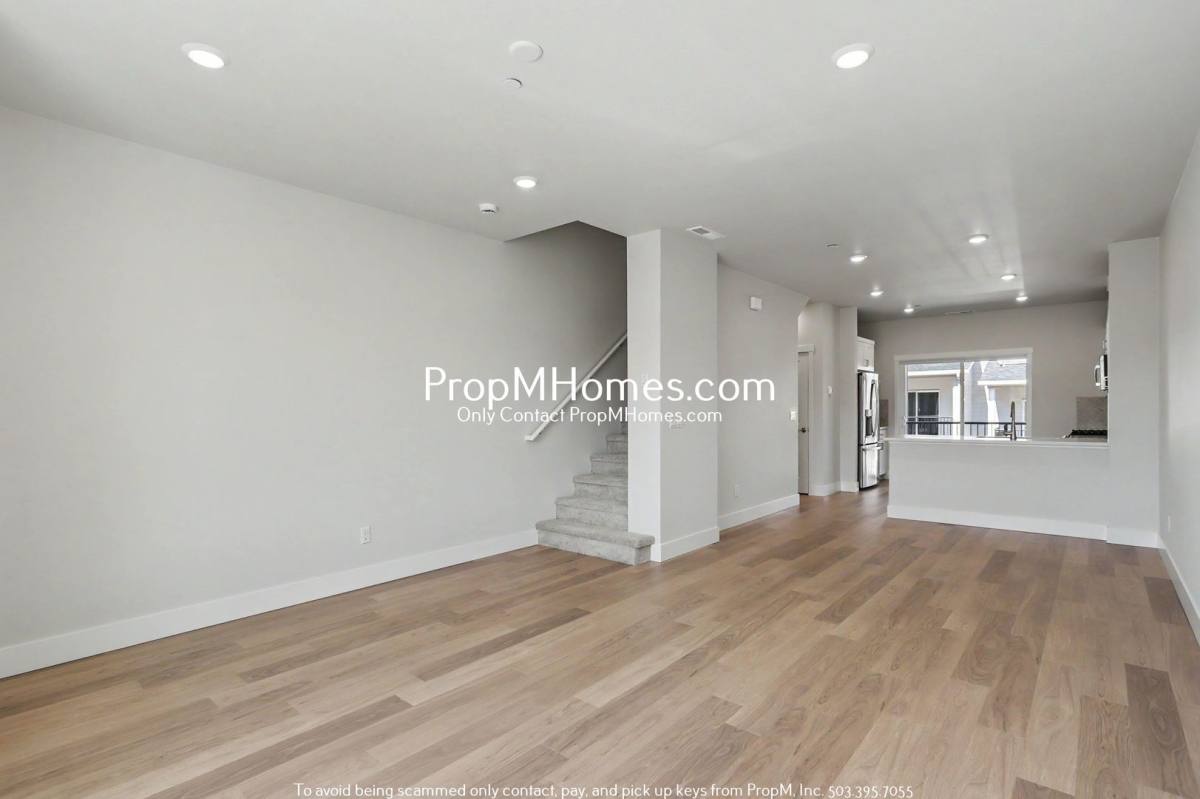 Townhouse for rent at 7527 NW Eleanor Ave, Portland, OR 97229