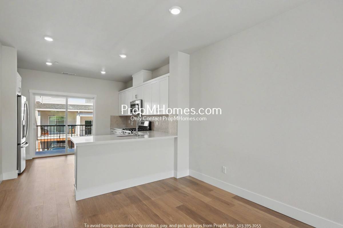 Townhouse for rent at 7527 NW Eleanor Ave, Portland, OR 97229