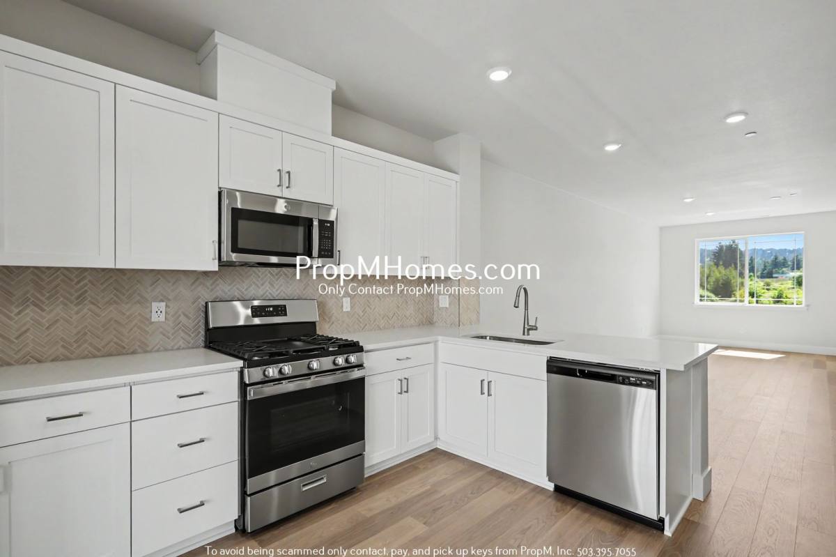 Townhouse for rent at 7527 NW Eleanor Ave, Portland, OR 97229