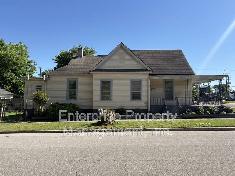 House for rent at 32 N Cooper St, Memphis, TN 38104