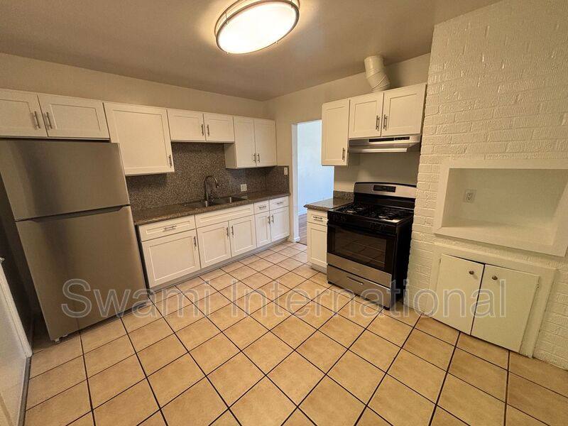 Apartment for rent at 13233 Kornblum Ave, Hawthorne, CA 90250