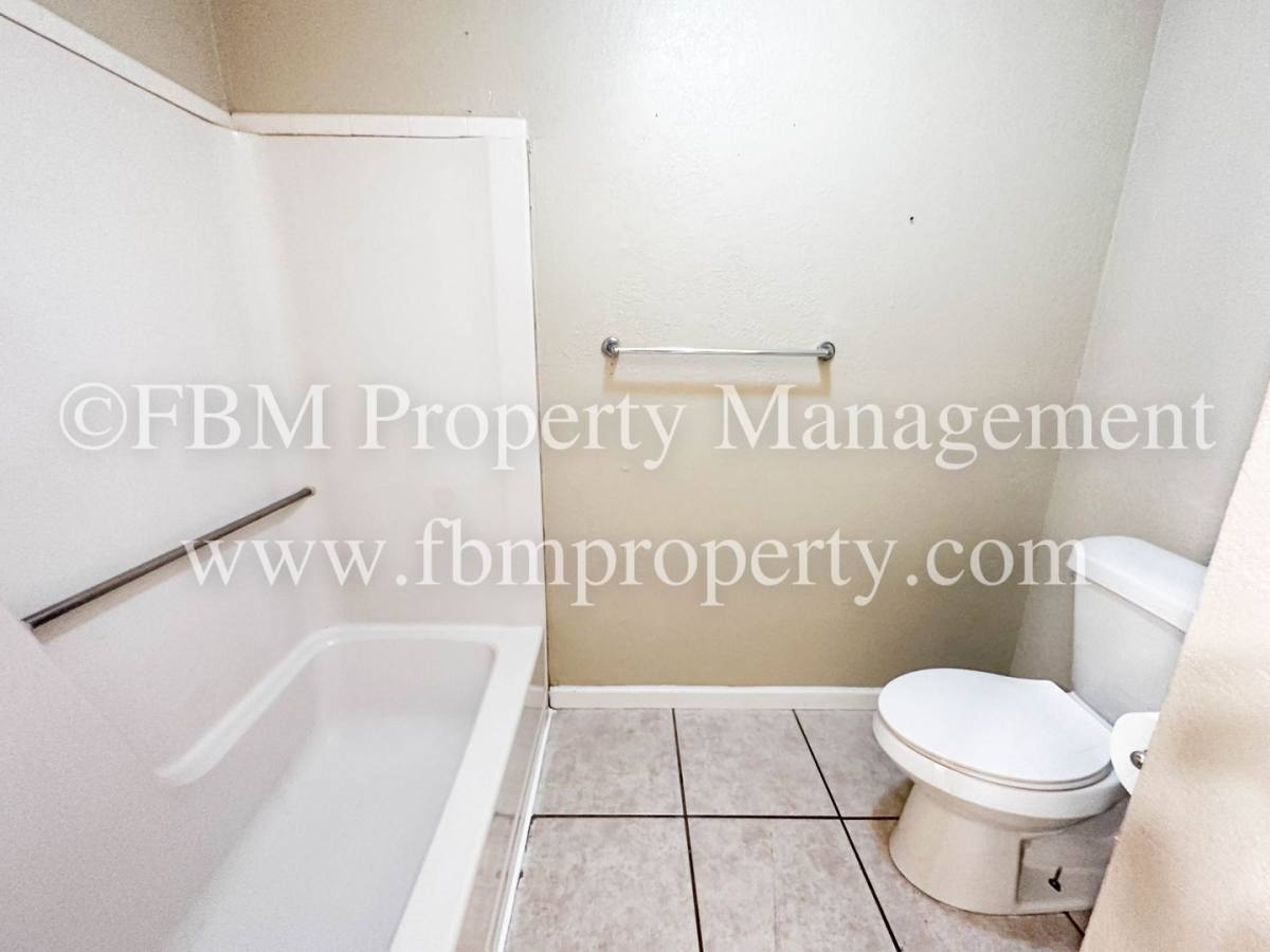 Apartment for rent at 2612 W Sycamore Ave, Corsicana, TX 75110