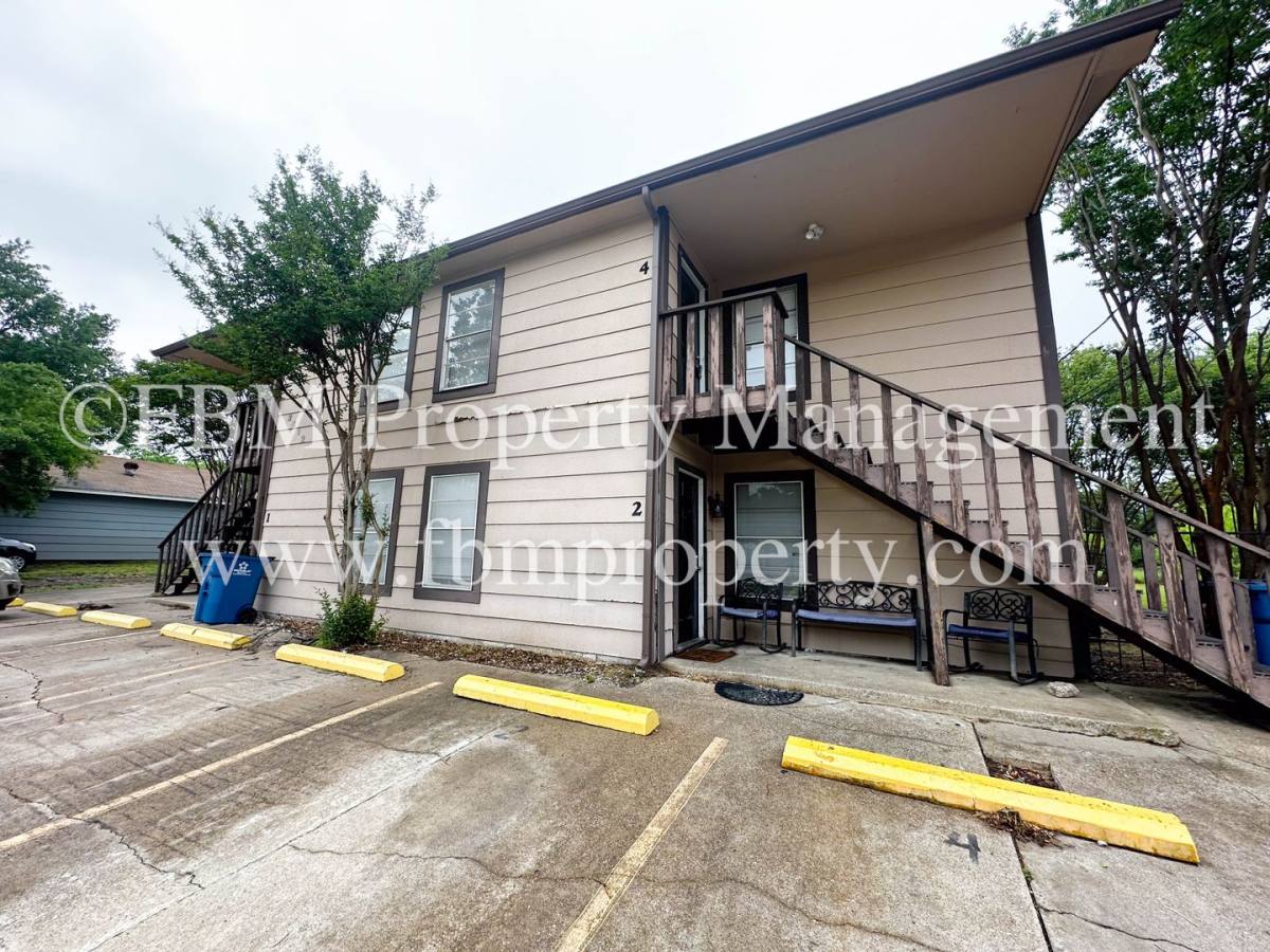 Apartment for rent at 2612 W Sycamore Ave, Corsicana, TX 75110