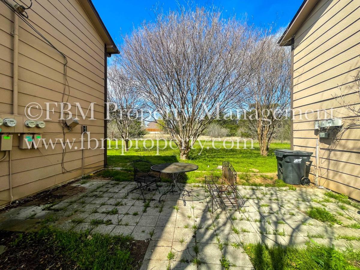 Apartment for rent at 2612 W Sycamore Ave, Corsicana, TX 75110
