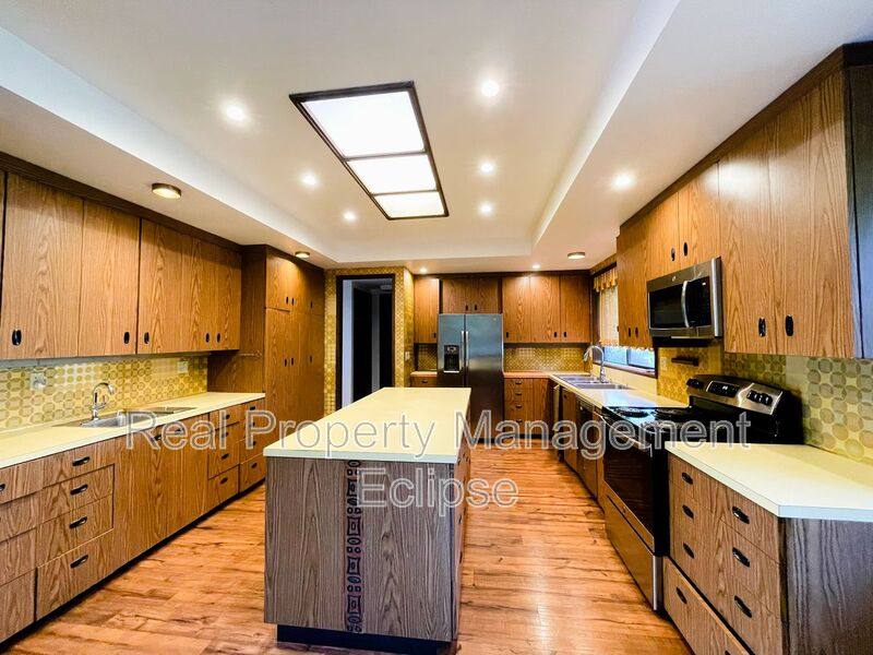 House for rent at 11105 SE 59th St, Bellevue, WA 98006