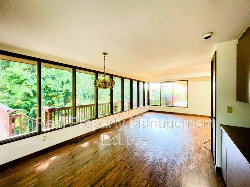 House for rent at 11105 SE 59th St, Bellevue, WA 98006