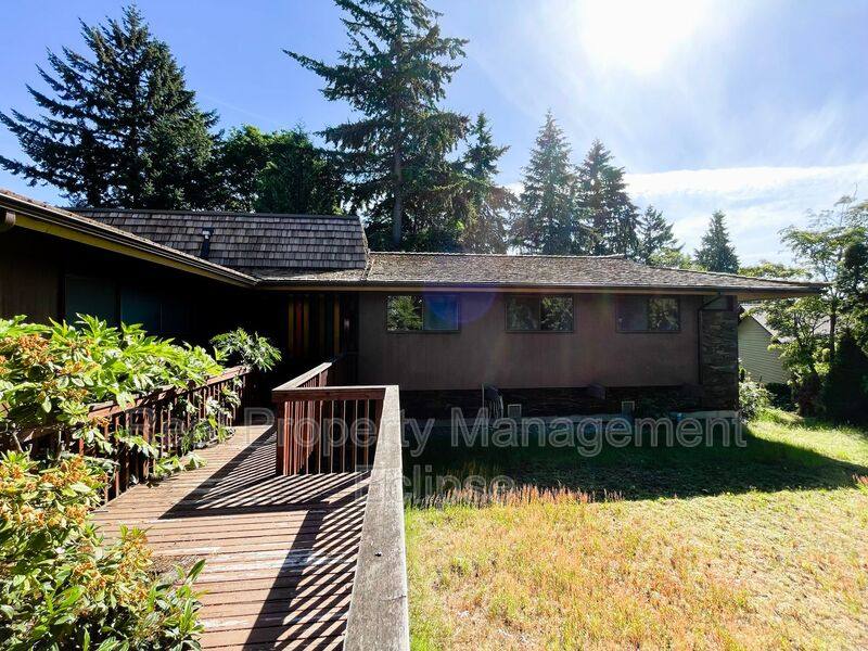 House for rent at 11105 SE 59th St, Bellevue, WA 98006