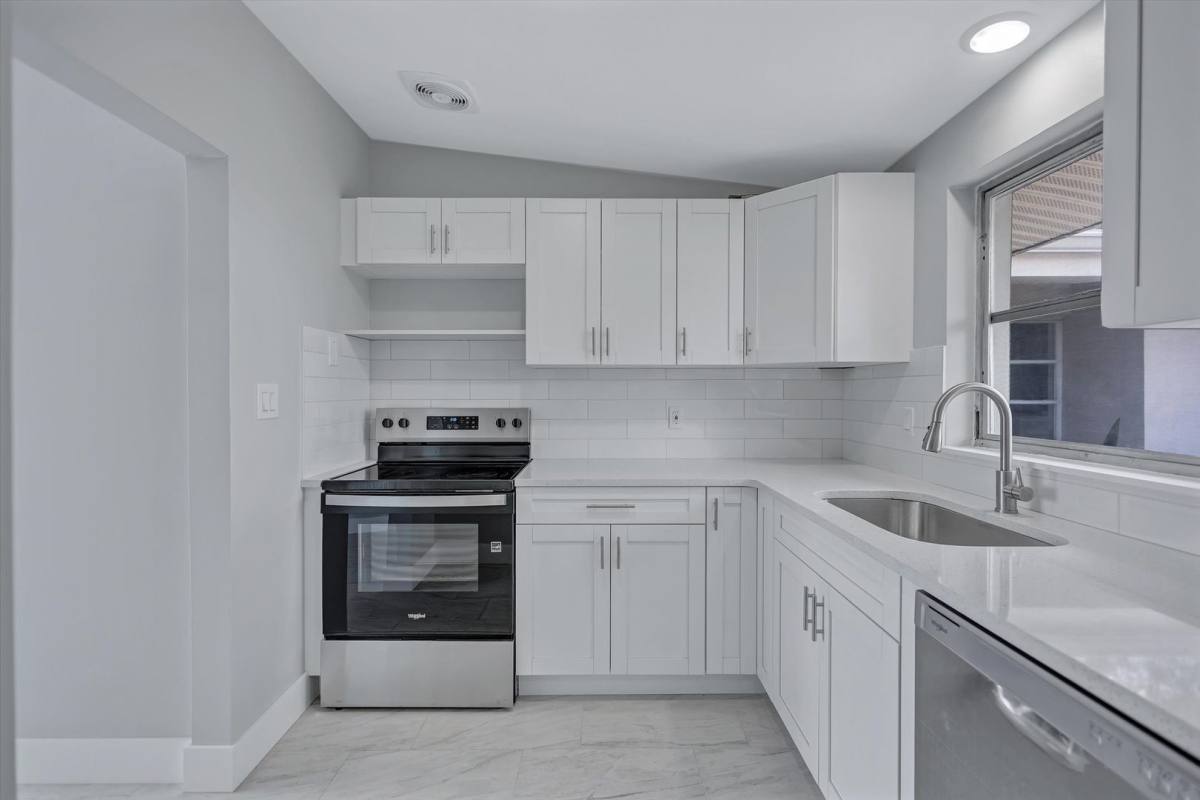 Apartment for rent at 325 Capri Blvd, Saint Petersburg, FL 33710