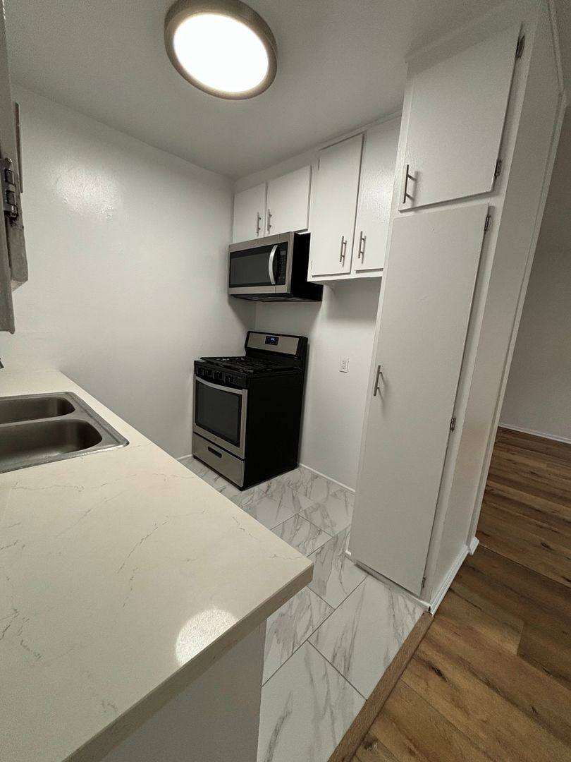 Apartment for rent at 334 S Hobart Blvd, Los Angeles, CA 90020