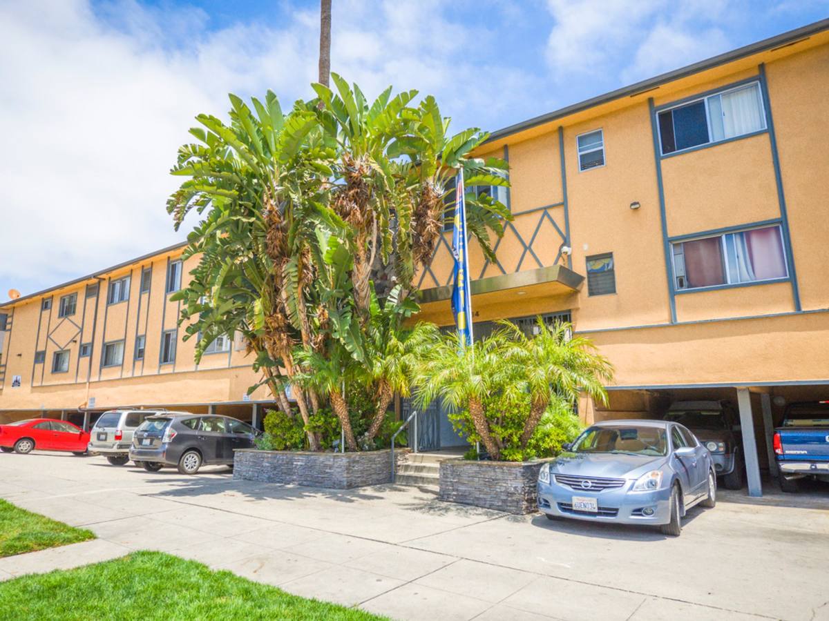 Apartment for rent at 334 S Hobart Blvd, Los Angeles, CA 90020