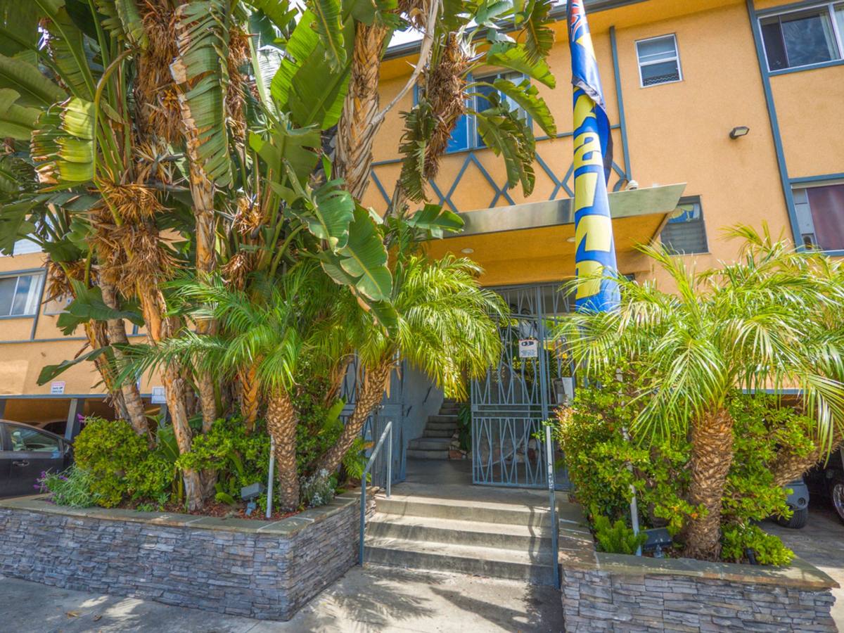 Apartment for rent at 334 S Hobart Blvd, Los Angeles, CA 90020