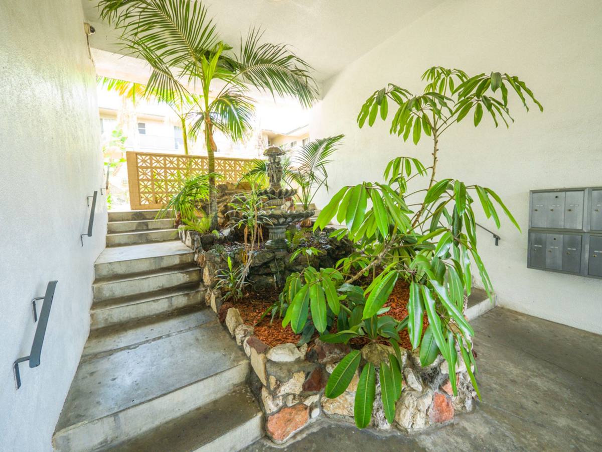 Apartment for rent at 334 S Hobart Blvd, Los Angeles, CA 90020