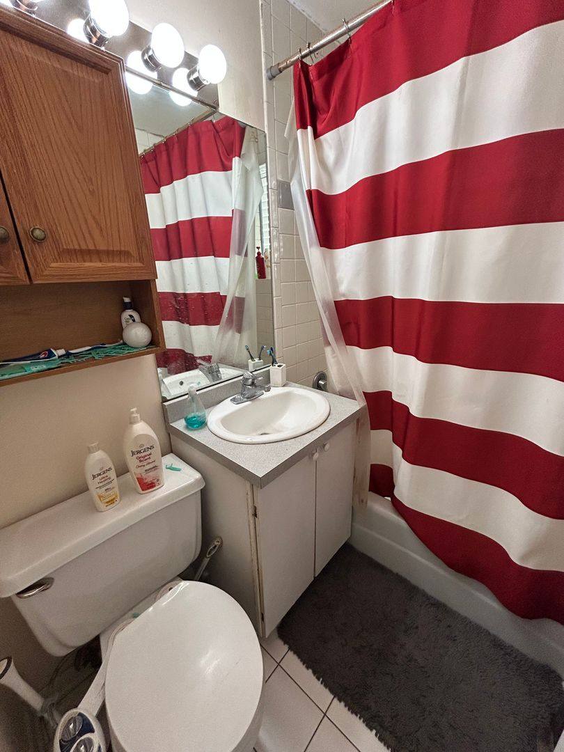 Apartment for rent at 863 W Lill Ave, Chicago, IL 60622