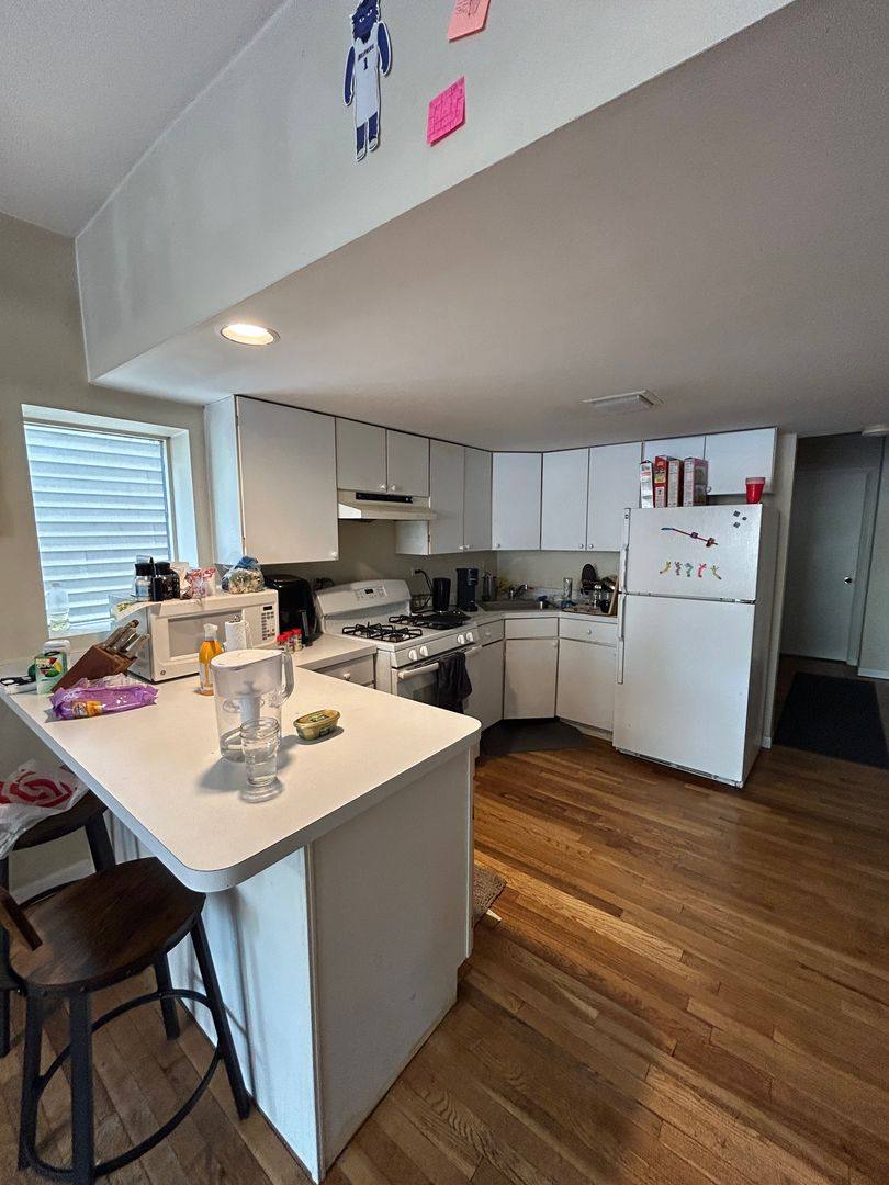 Apartment for rent at 863 W Lill Ave, Chicago, IL 60622