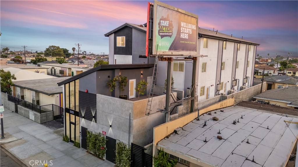 Townhouse for rent at 10035 S Western Ave, Los Angeles, CA 90047