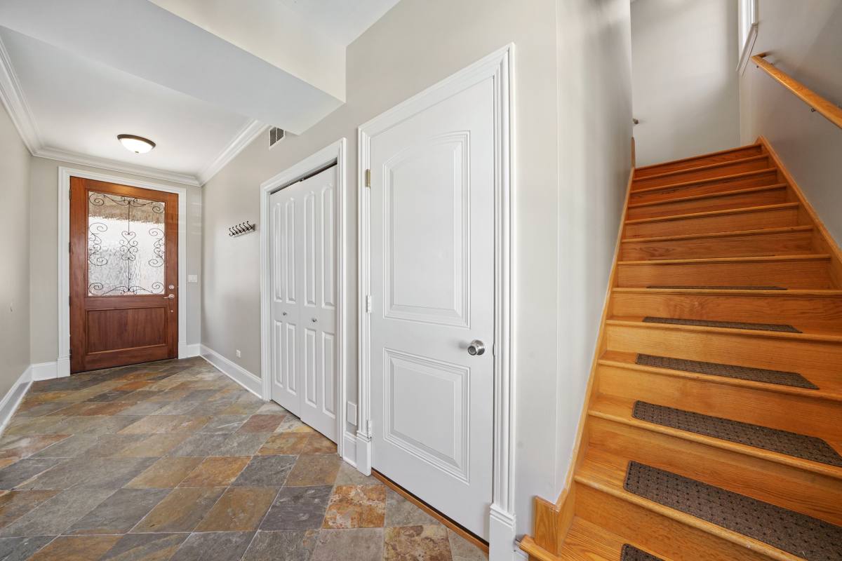 Townhouse for rent at 829 S La Grange Rd #B, La Grange, IL 60525