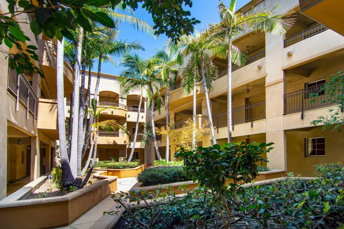 Apartment for rent at 4205 Cahuenga Blvd, North Hollywood, CA 91602