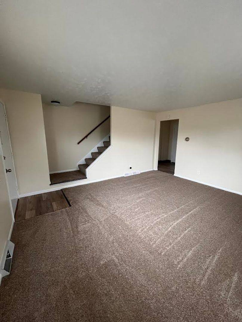 Apartment for rent at 1132 Patricia Dr, Girard, OH 44420