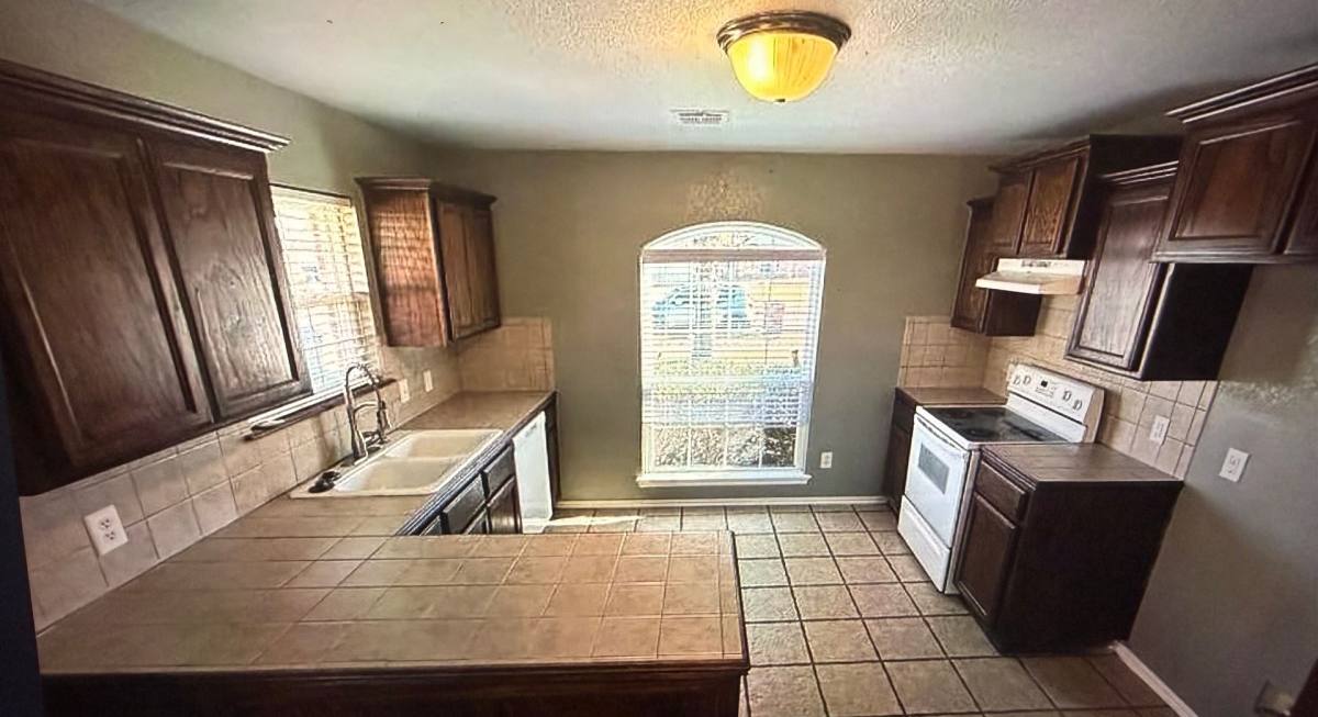 House for rent at 8601 Canyon Trail Dr, Oklahoma City, OK 73135