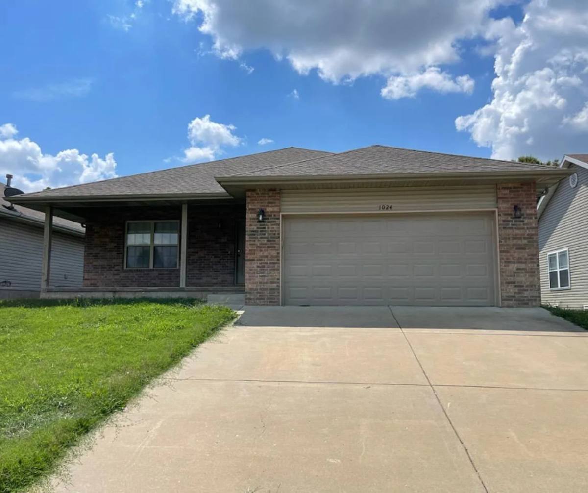 House for rent at 1024 E Caravan St, Springfield, MO 65803
