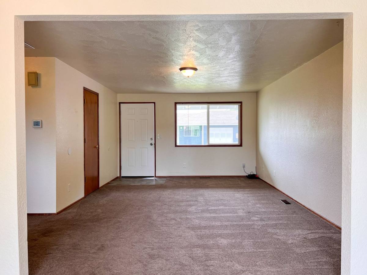 Apartment for rent at 265-267-325-327 S 8th St, Lebanon, OR 97355