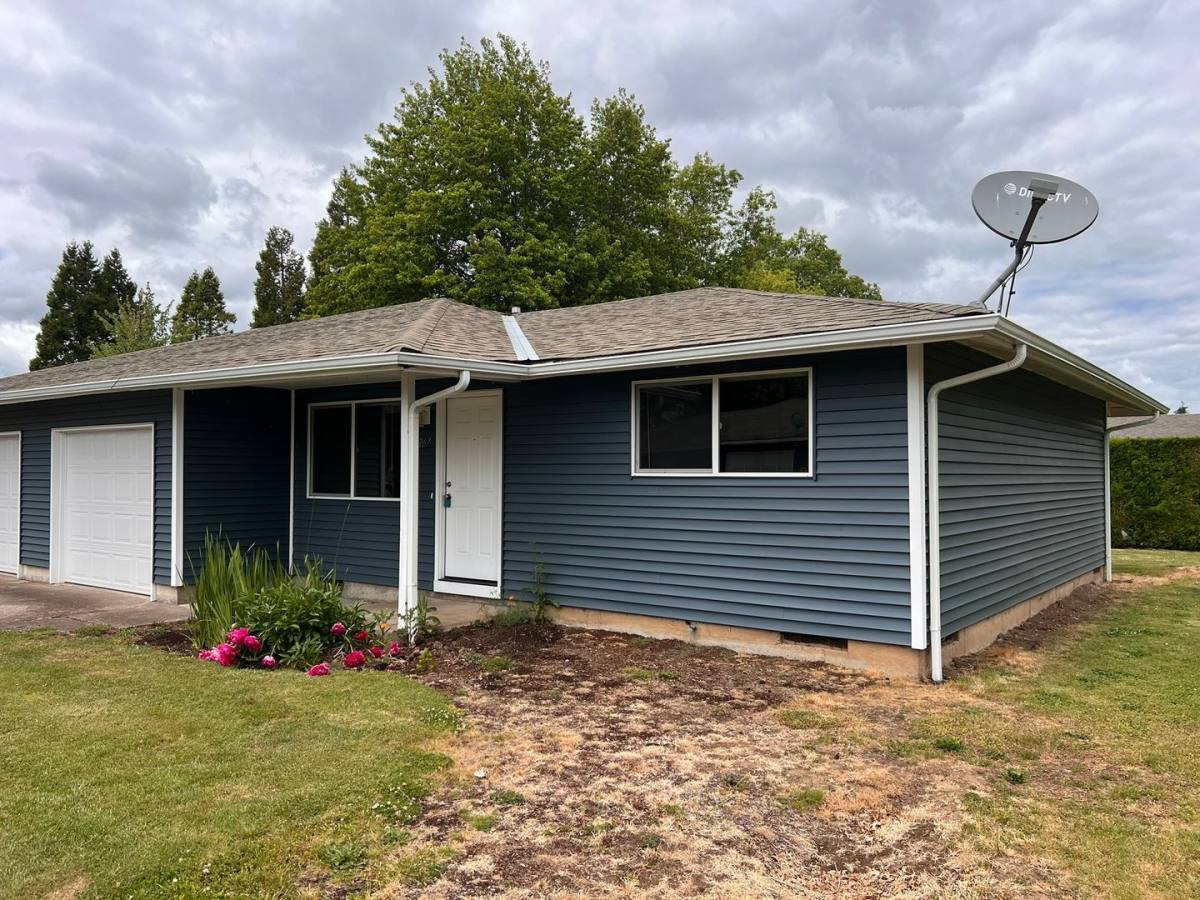 Apartment for rent at 265-267-325-327 S 8th St, Lebanon, OR 97355