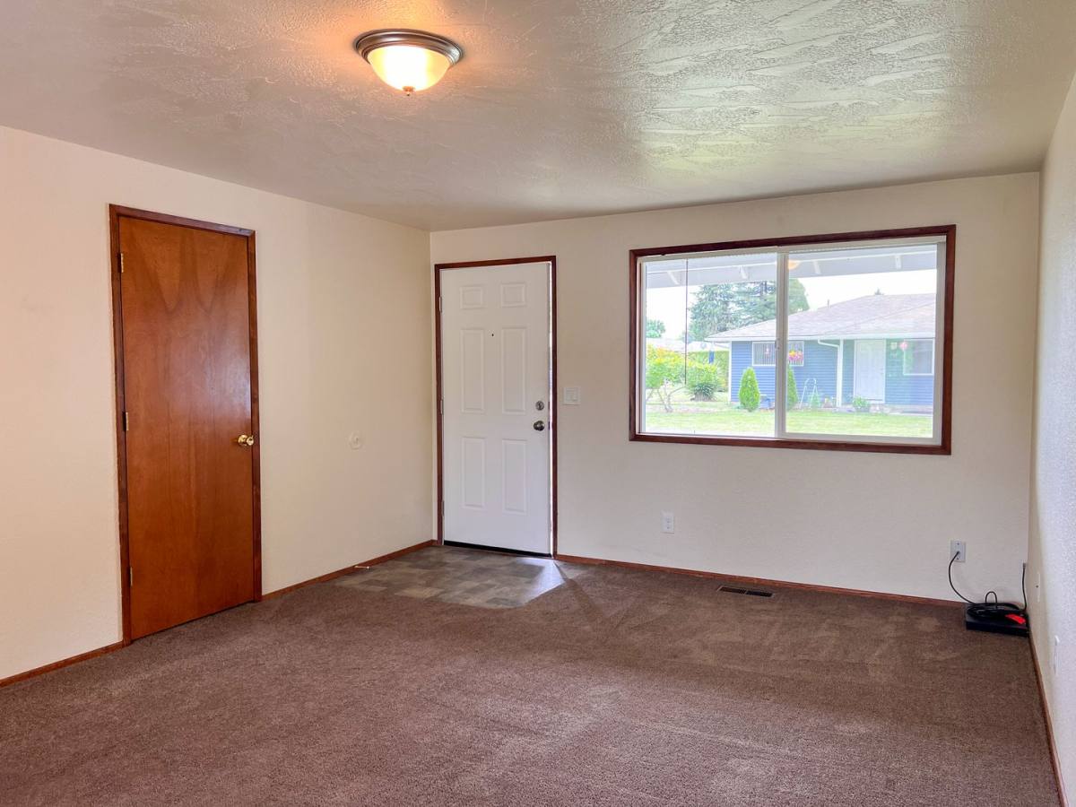 Apartment for rent at 265-267-325-327 S 8th St, Lebanon, OR 97355