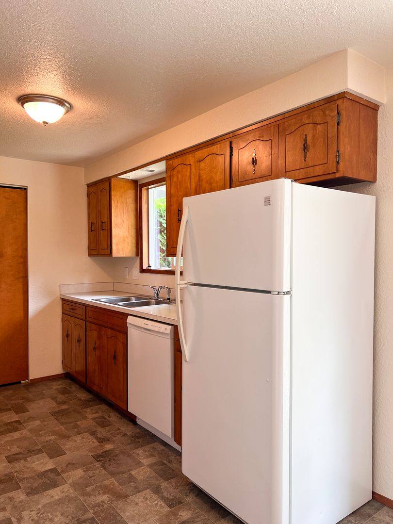 Apartment for rent at 265-267-325-327 S 8th St, Lebanon, OR 97355