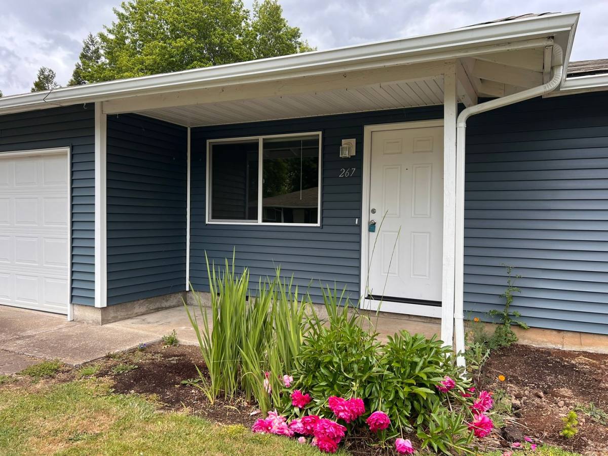 Apartment for rent at 265-267-325-327 S 8th St, Lebanon, OR 97355