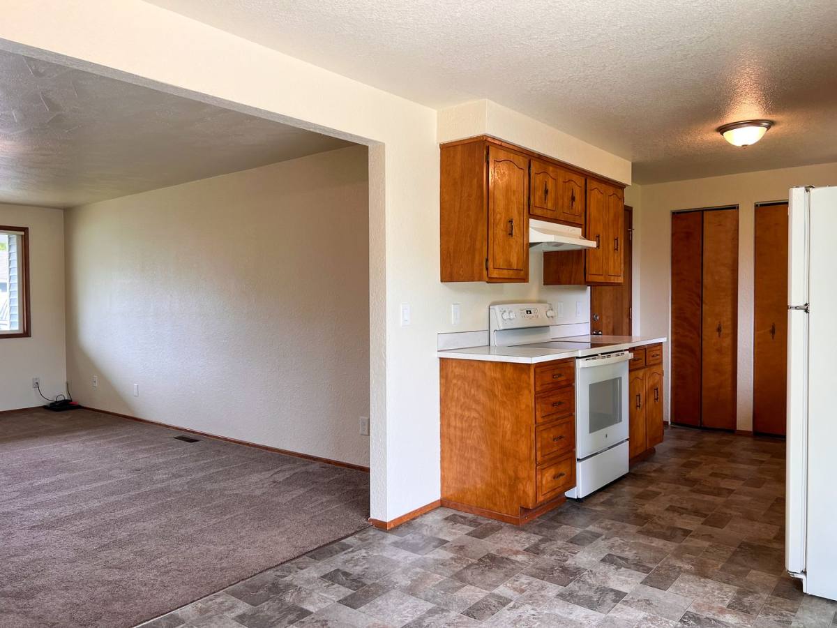 Apartment for rent at 265-267-325-327 S 8th St, Lebanon, OR 97355