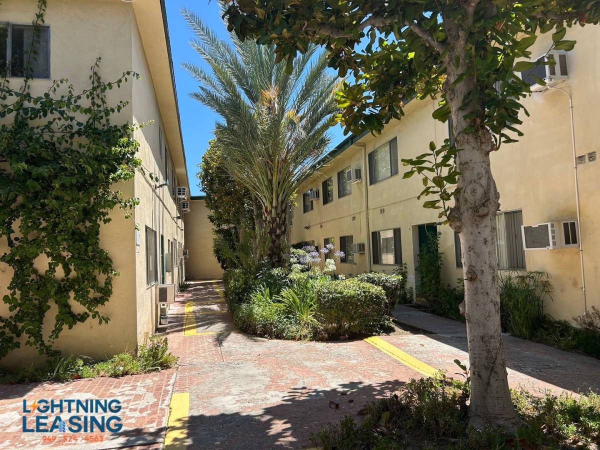 Apartment for rent at 5130 1 2 Yarmouth #10D, Encino, CA 91316