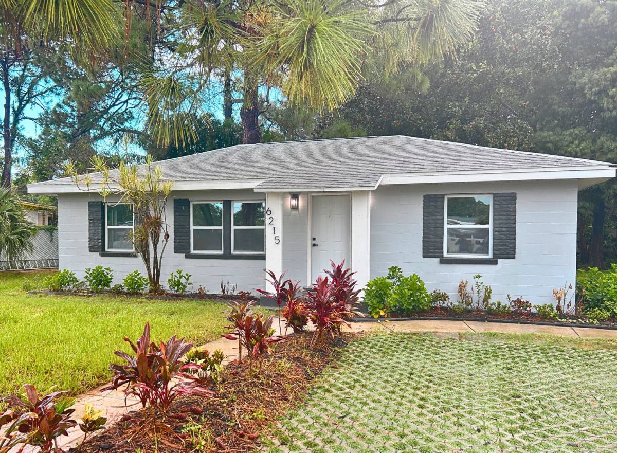 House for rent at 6215 58th Ave N W, Saint Petersburg, FL 33709