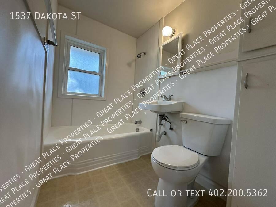 Apartment for rent at 1537 Dakota St, Lincoln, NE 68502