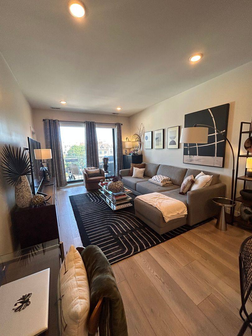 Apartment for rent at 1646 W Belmont Ave #403, Chicago, IL 60657