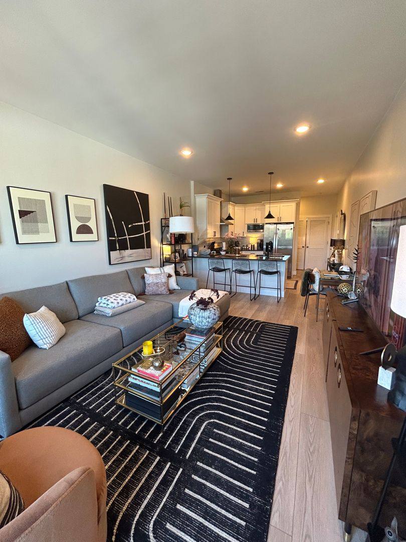 Apartment for rent at 1646 W Belmont Ave #403, Chicago, IL 60657