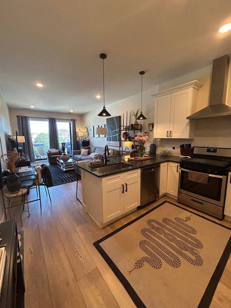 Apartment for rent at 1646 W Belmont Ave #403, Chicago, IL 60657