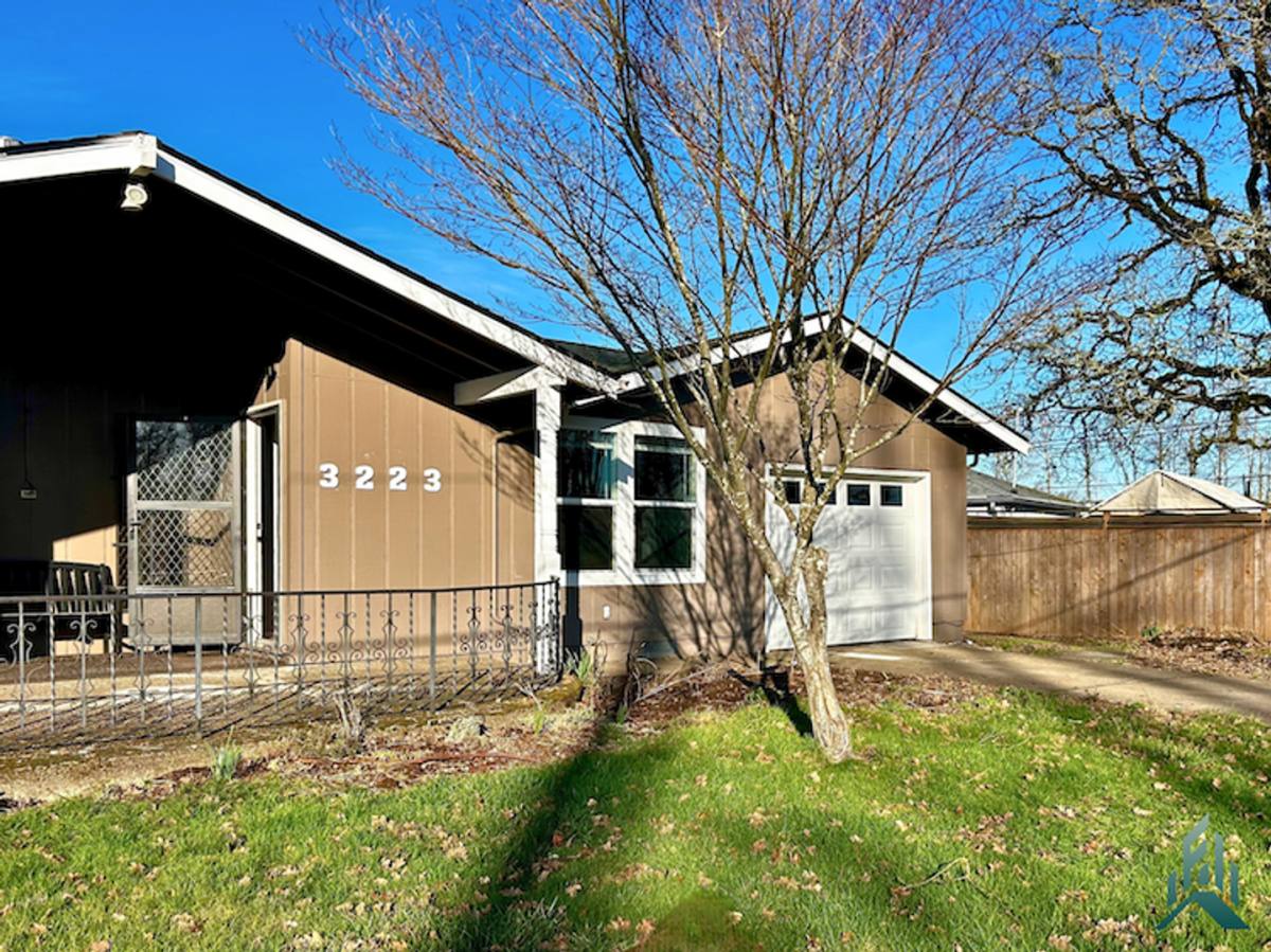 Apartment for rent at 3223 Franklin Ave SE, Albany, OR 97322