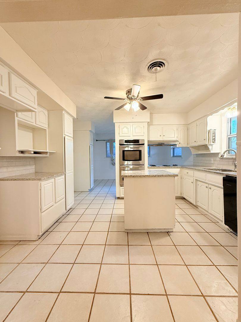 House for rent at 612 Hillview Dr, Hurst, TX 76054