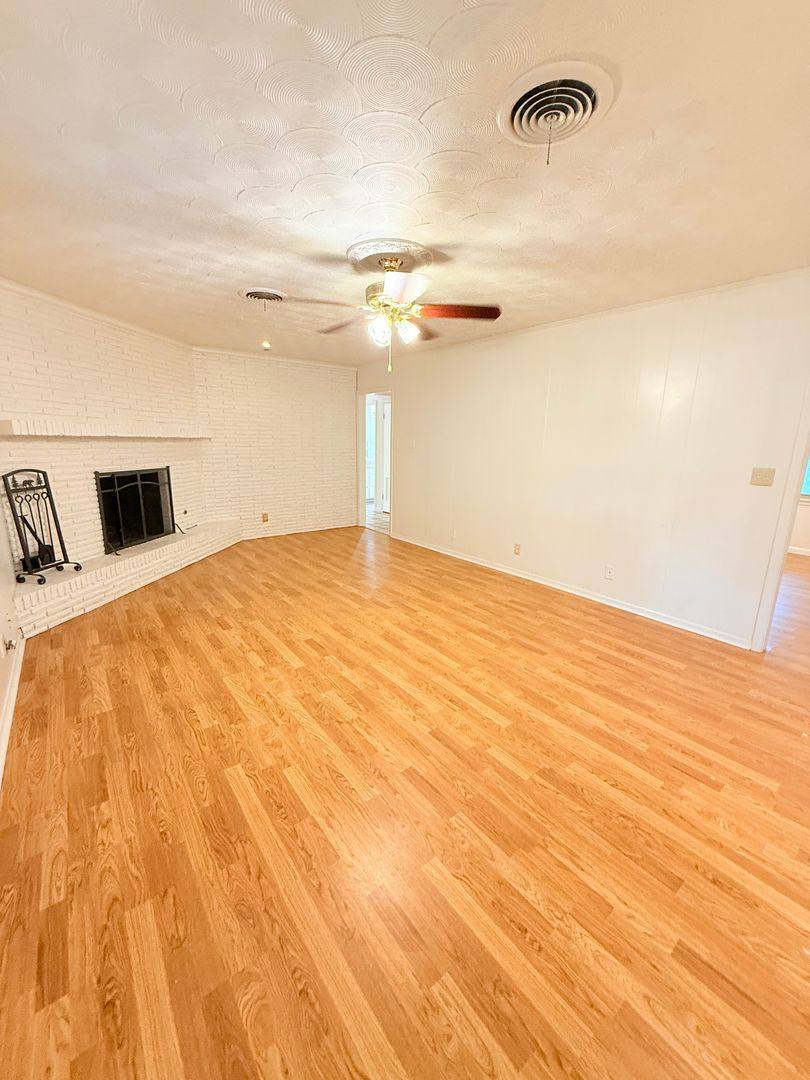 House for rent at 612 Hillview Dr, Hurst, TX 76054