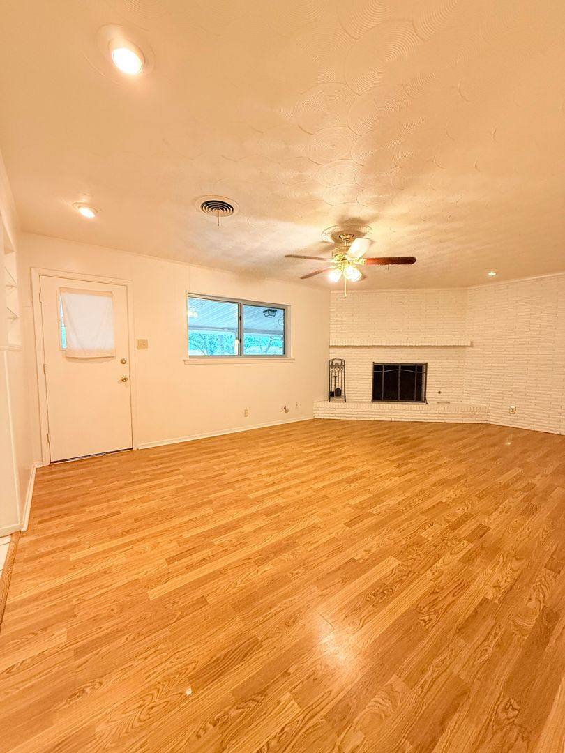 House for rent at 612 Hillview Dr, Hurst, TX 76054