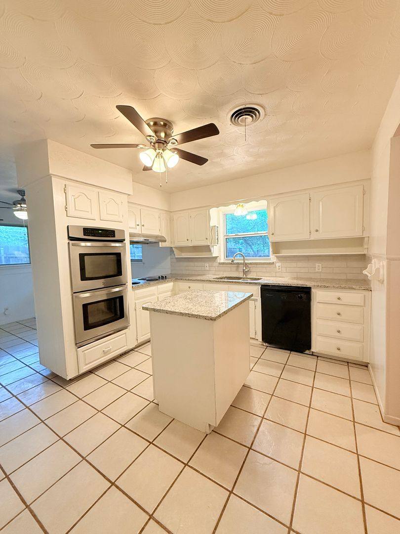 House for rent at 612 Hillview Dr, Hurst, TX 76054