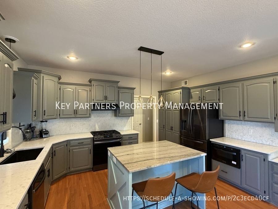 House for rent at 1004 NW 113th St, Kansas City, MO 64155