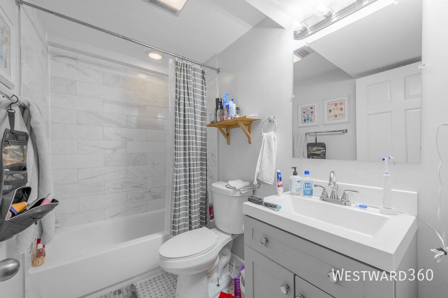 Apartment for rent at 2239 W Cornelia Ave #G, Chicago, IL 60618