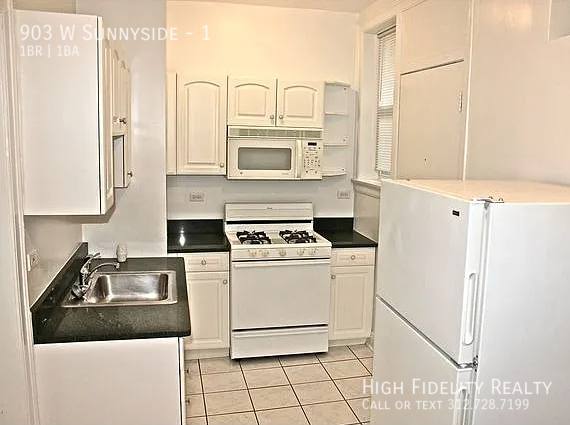 Apartment for rent at 903 W Sunnyside #1, Chicago, IL 60656
