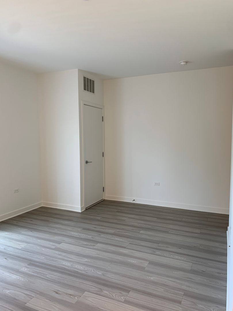 Apartment for rent at 10 N Main St, Mount Prospect, IL 60056